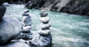 Zen-Steine an einem Fluß