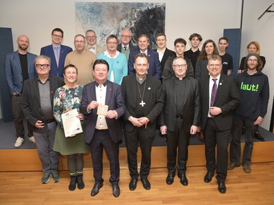 Alle Preisträger:innen des Pirckheimer-Preises zusammen mit dem Erzbischof von Bamberg 