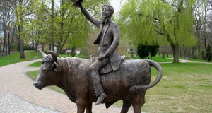 Skulptur „Ossenritter“ von Heimo Ertl, zu sehen im Park an der Leine, Uder/Eichsfeld