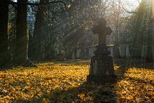 Ein Friedhof im Herbst