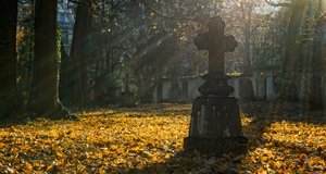 Ein Friedhof im Herbst
