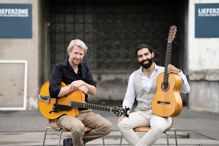 Die beiden Gitarristen Ozan Coşkun und Frank Wuppinger