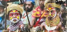 Zwei farbenfroh kostümierte Tänzer aus Papua-Neuguinea