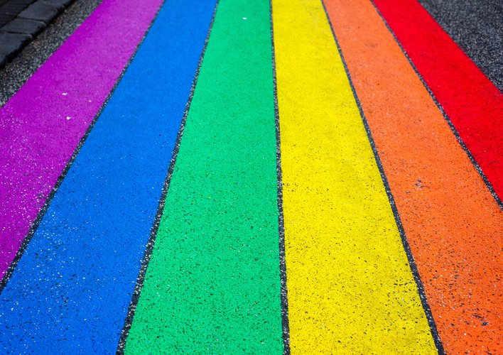 Zebrastreifen in Regenbogenfarbe