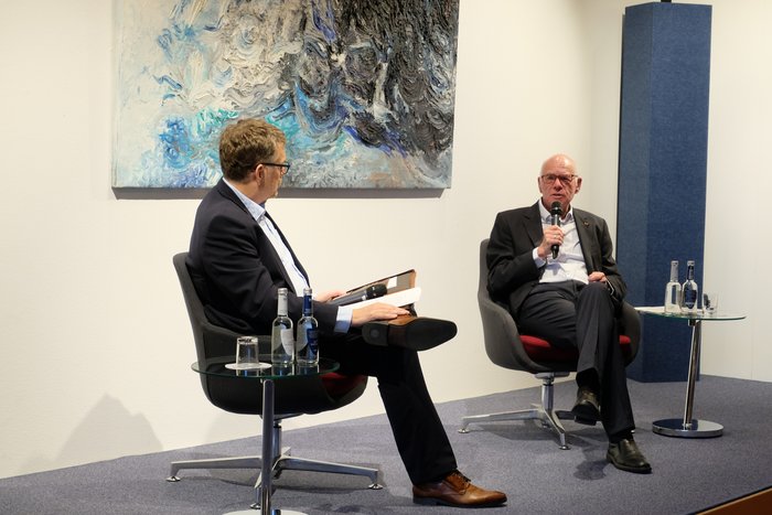 Siegfried Grillmeyer und Dr. Norbert Lammert auf dem Podium im Gespräch