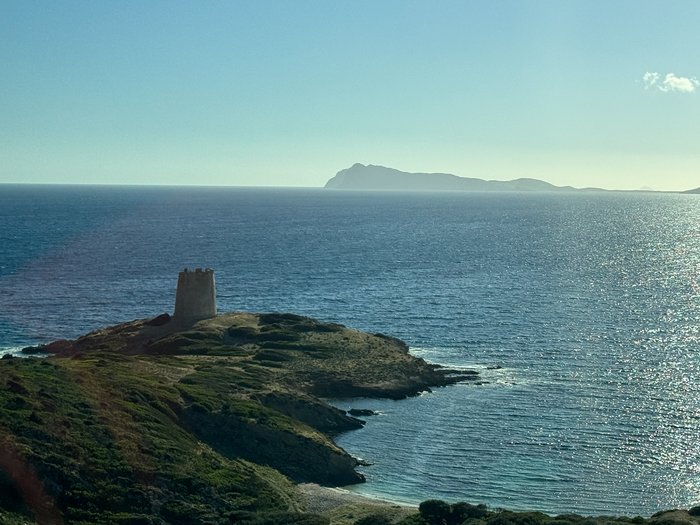 Turm auf einer Landzunge, umgeben von Meer