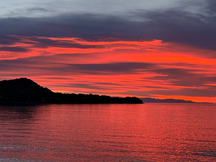 Roter Sonnenuntergang am Meer, Sardinien 